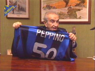 Peppino Prisco(1921-2001) con una sua maglia dell'Internazionale